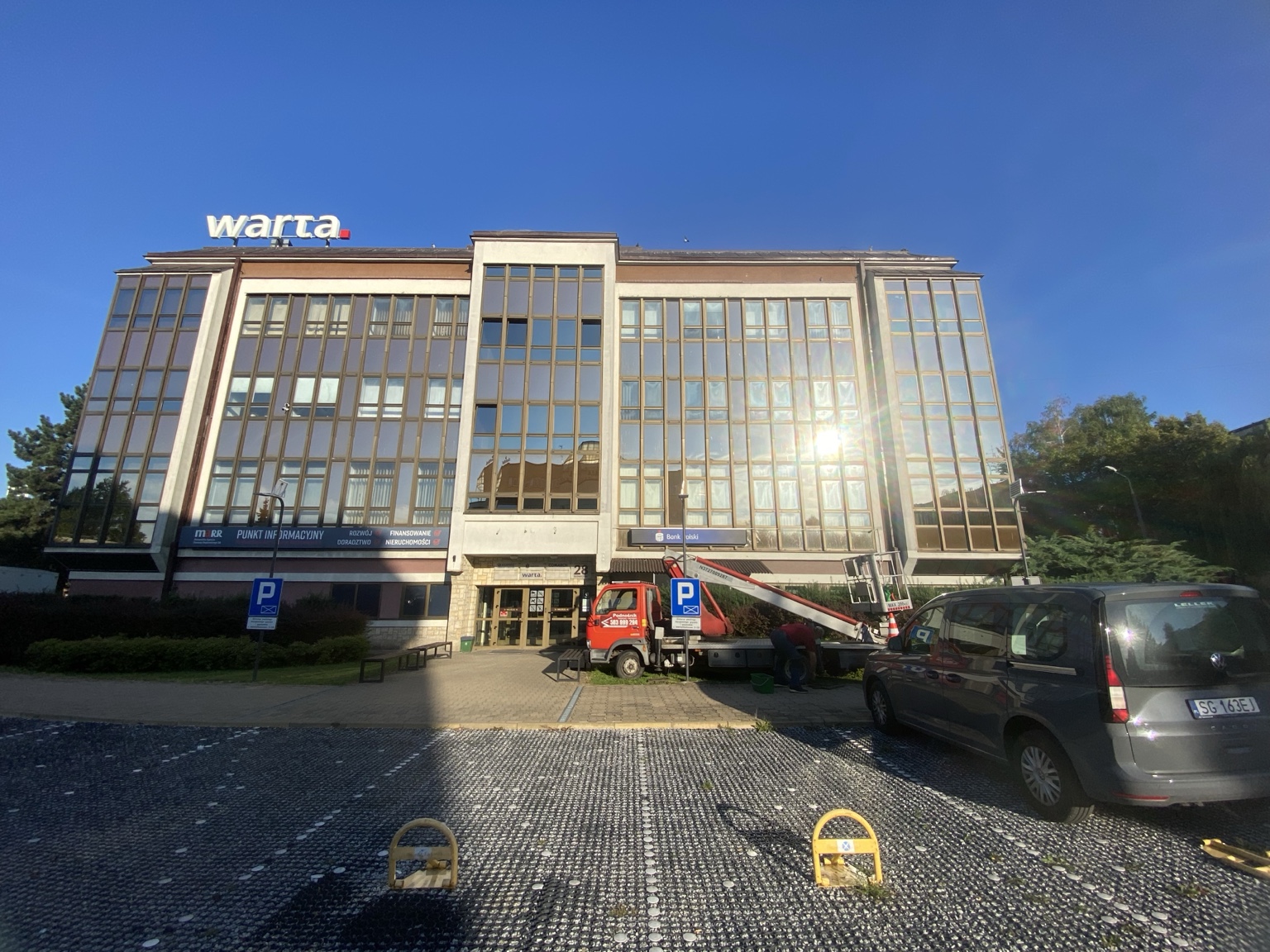 Realizacja mycia przeszkleń budynku
